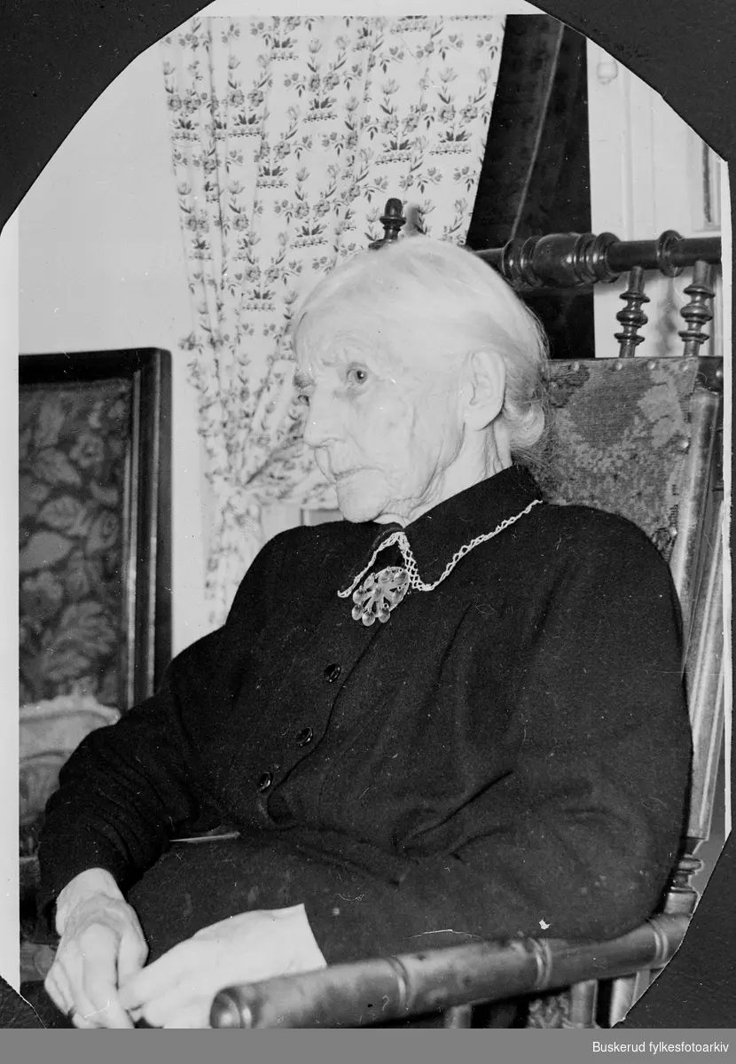 Torine var mor til Elling M.Solheim. Hun var født 15.12.1864 som Torine Elendatter i Sognekollen. Hun døde i 1955
Elling M. Solheim