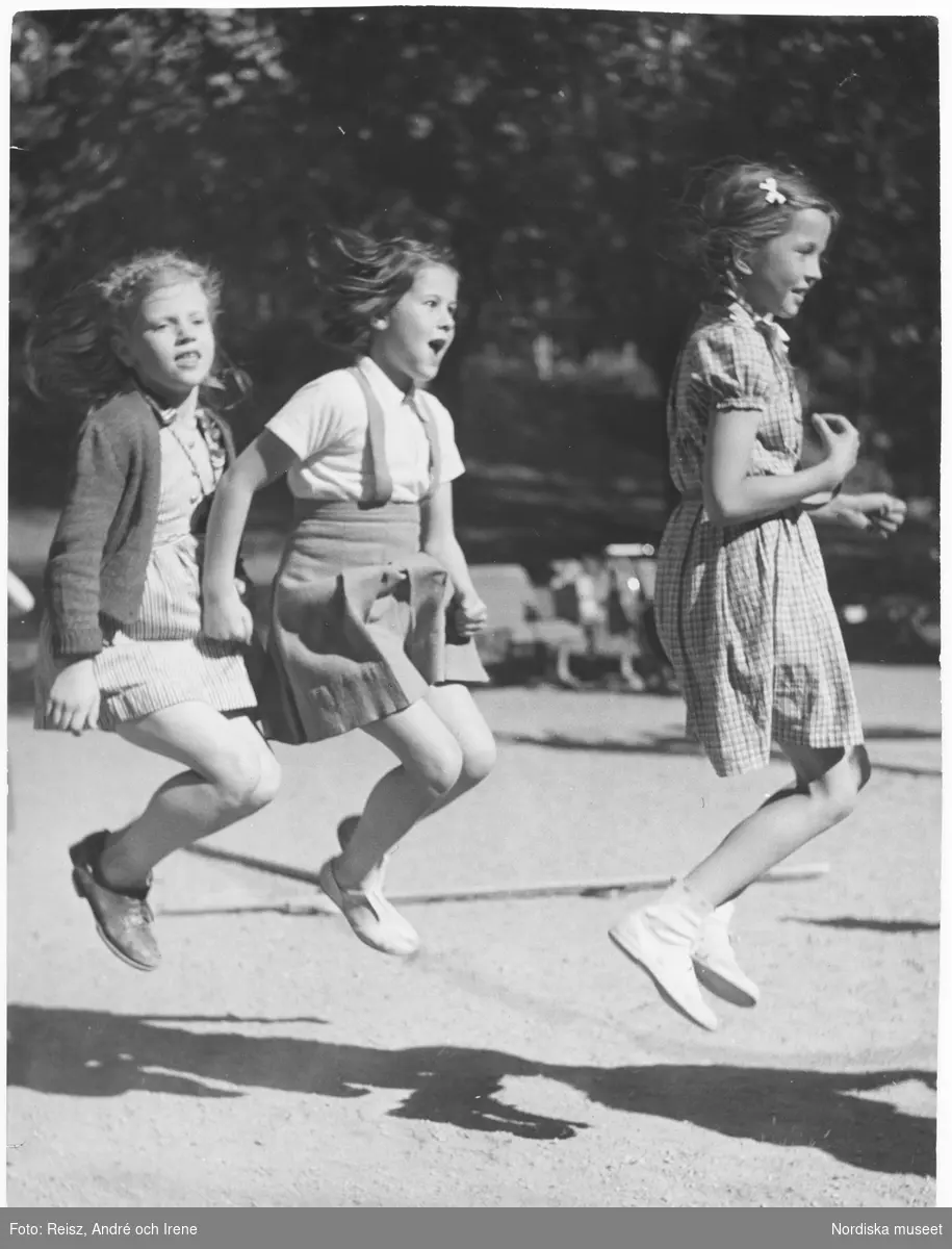 Tre flickor hoppar hoprep.