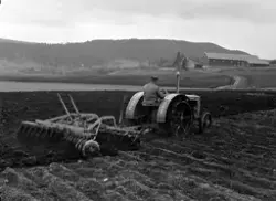 Harving med traktor på Være nedre