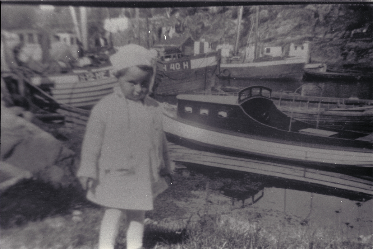 Flatøybåten "Gabben" med ei lita jente i framgrunnen.