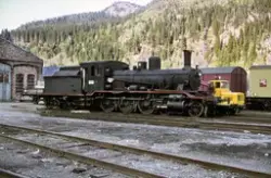 Utrangert damplokomotiv type 18c nr. 255 utenfor lokomotivst