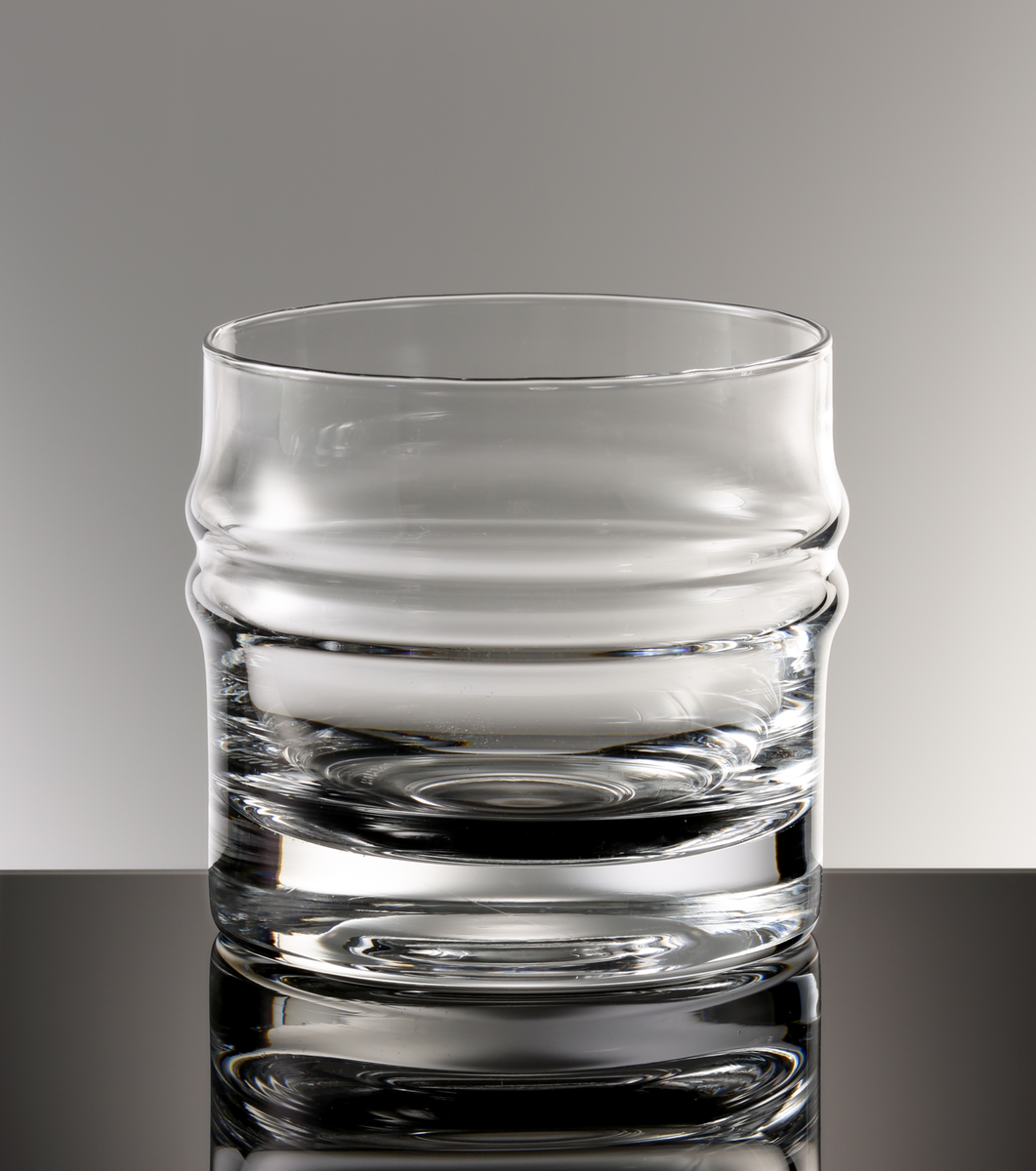 "Droppring", formgiven av Timo Sarpaneva för Iittala glasbruk. Cylindrisk skål, med två vulster på livet.