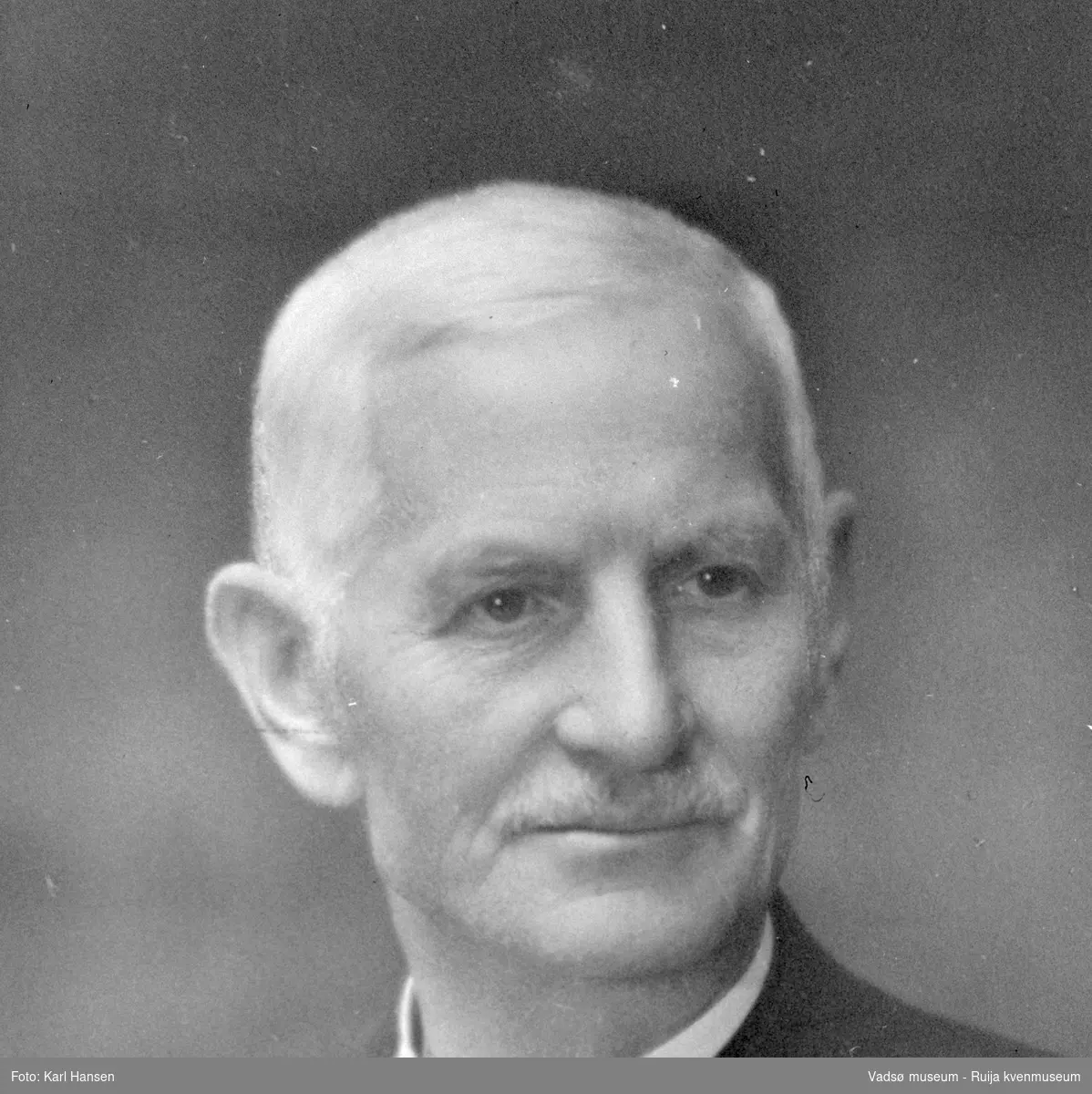 Portrett av lærer Wilhelm Skogsholm  (1860-1943). Lærer ved folkeskolen i Vadsø. Far til doktor Bjarne Skogsholm