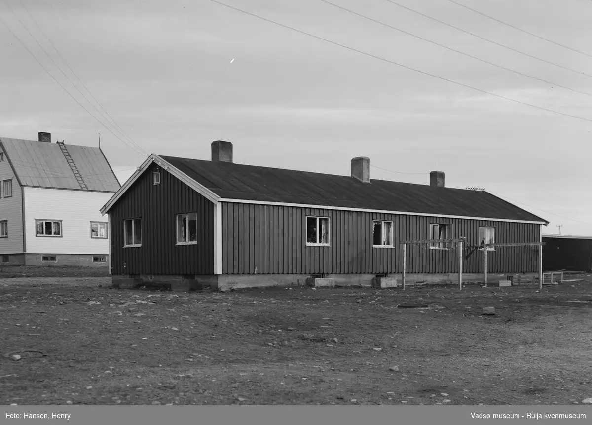 Gjenreisningsbrakke /offentlig bygning i Idrettsveien i Vadsø 1957.
Byggene ble brukt som kontor og tjenesteboliger bl.a. for politi og sorenskriver.