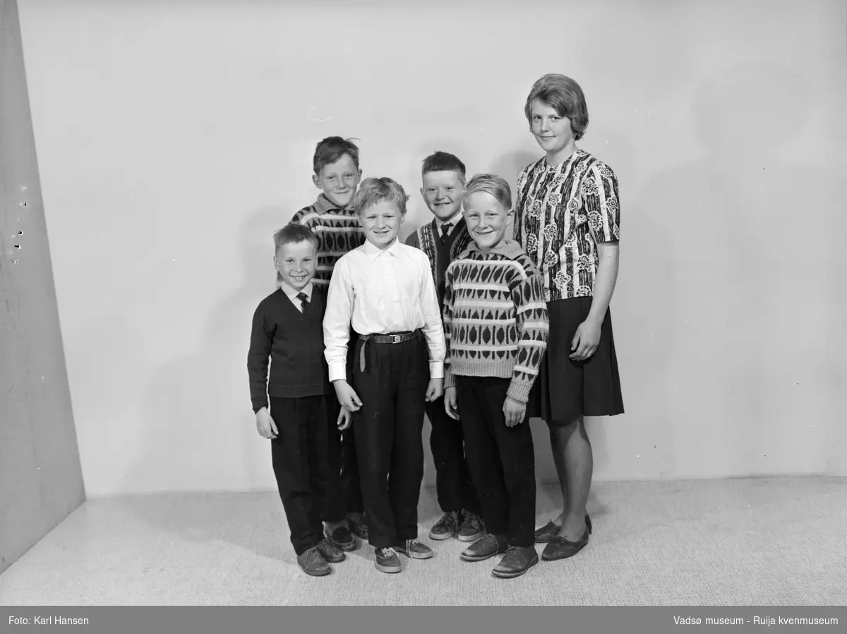 Ekkerøy småskole 6.juni 1963. Bak fra venstre: Torfinn Gundersen, Trond Lorentzen, lærer Anne Ottesen. Foran fra venstre: Roar Olsen, Jon-Einar Nielsen, Karstein Gundersen.
