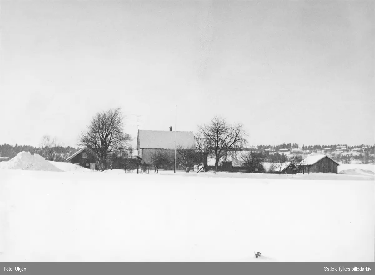 Gården Alvim nordre i Tune, fotografert 1977.
Oversiktsbilde, vinterlandskap.