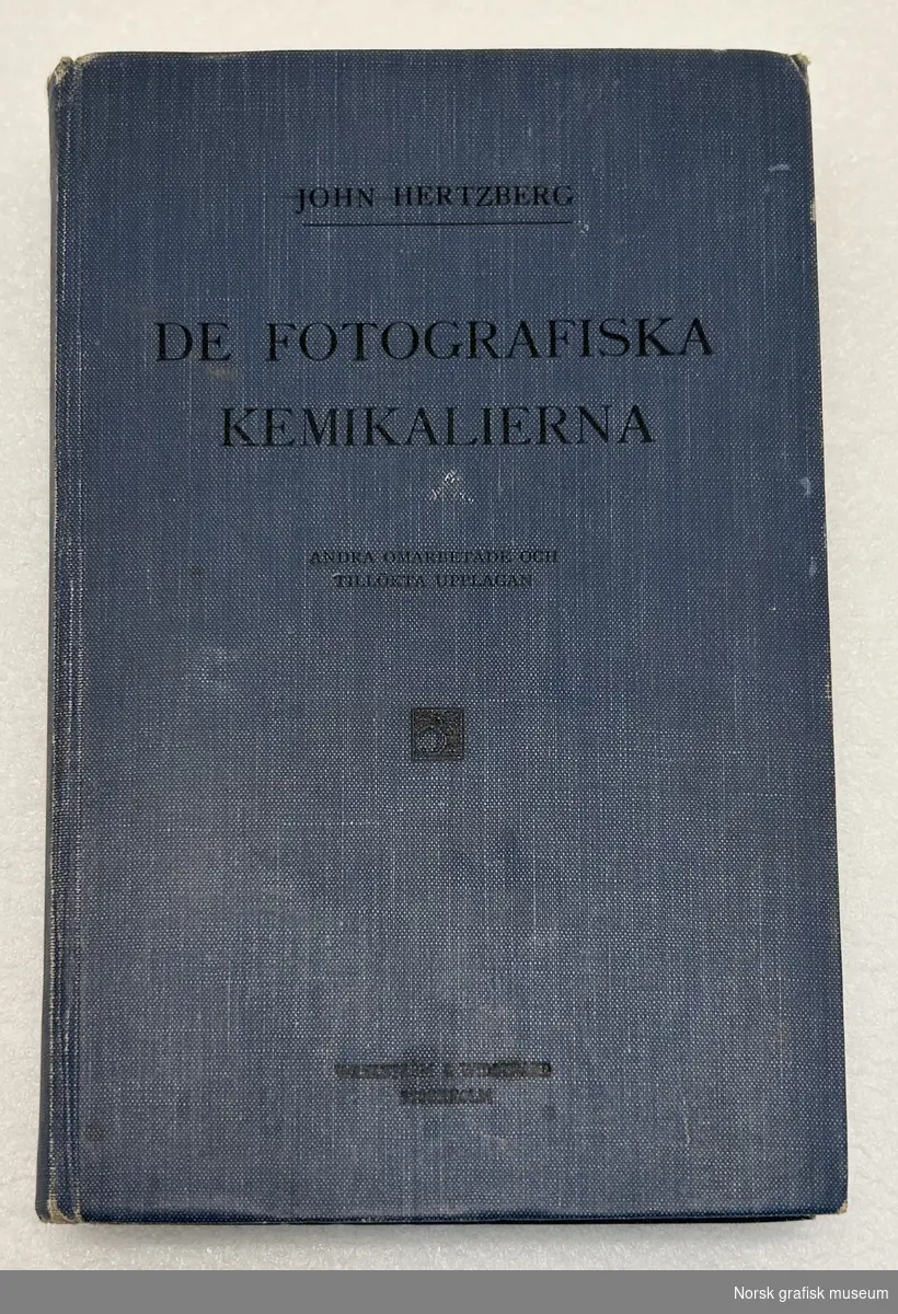 De Fotografiska Kemikalierna
John Hertzberg 

Utgitt av Wahlström & Widstrand