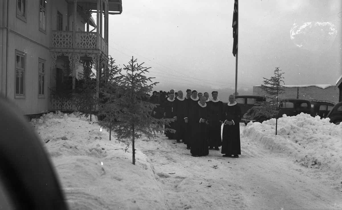 Mange fotografi frå begravelsen etter prost Einar Kjørstad i 1947.