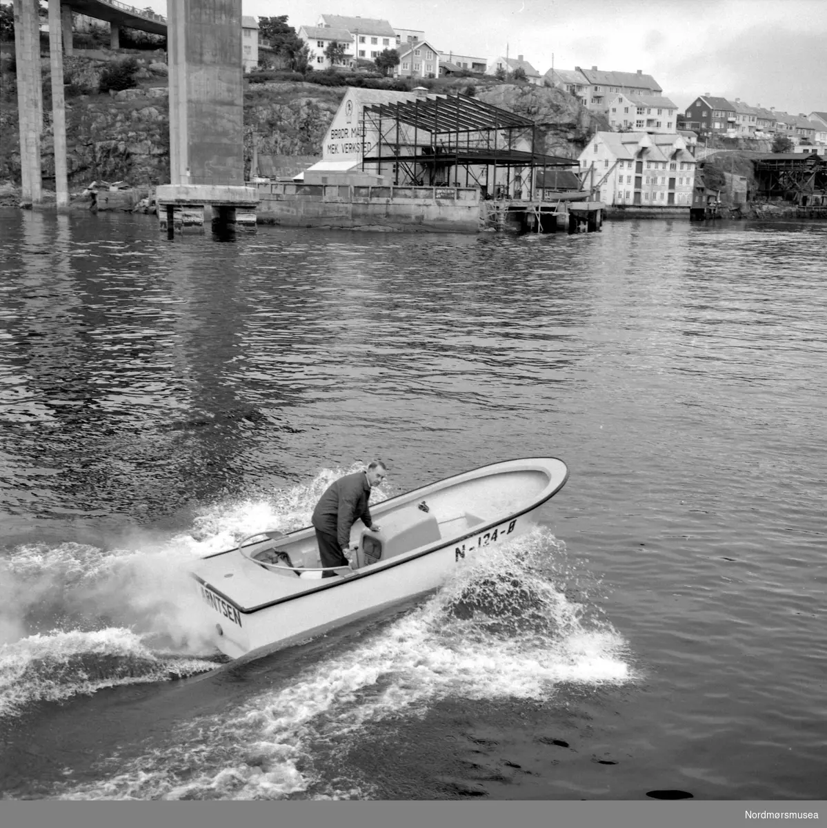 Fotoserie fra Malo Mekaniske Verksted som tester en lettbåt. Det er Nils Williams som er fotograf.