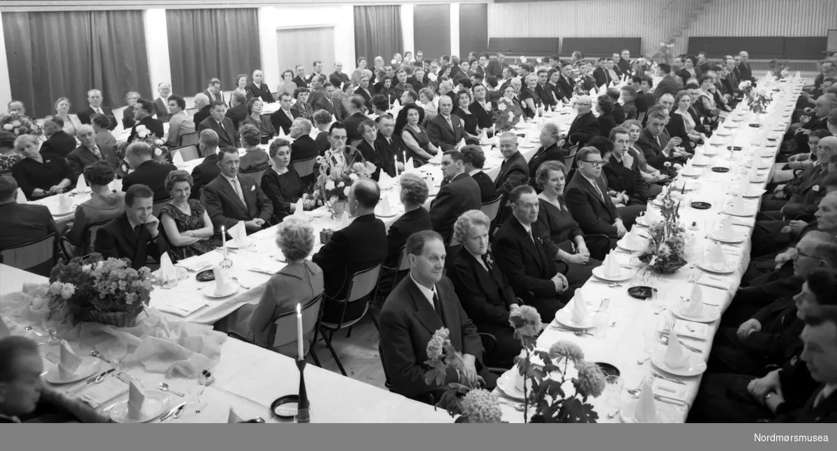 Fra invielsesfesten av Folkets hus på Kongens plass på Kirklandet i Kristiansund. Datering er ikke påført, men trolig lørdag, 28. november 1959 - som Tidens Krav skriver om samme dag. Fotograf er Nils Williams.
