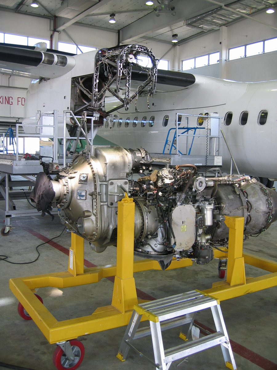 En av Widerøes Dash 8 Q 400 oppstilt i hangar 2 i forbindelse med bytte av høyre motor - en Pratt & Whitney PW 150.