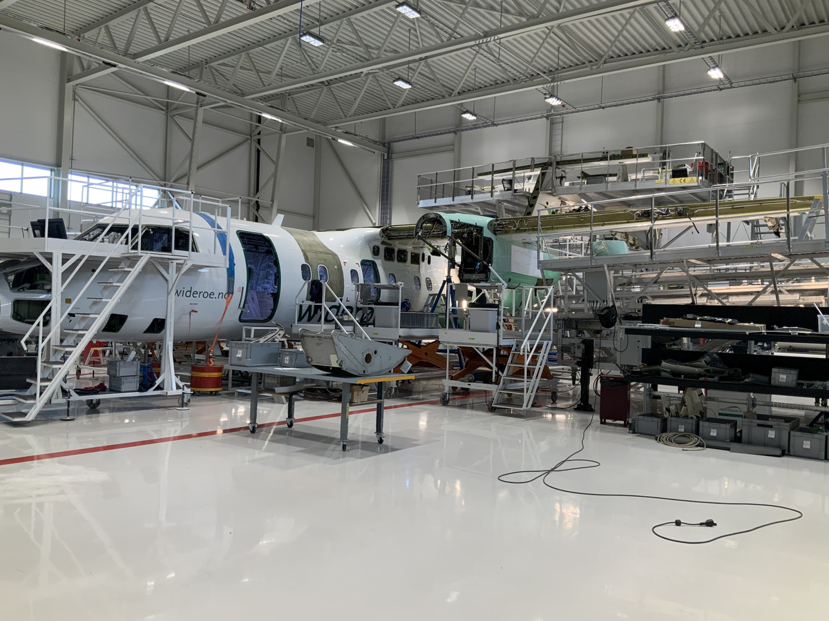 En av Widerøes Dash 8-100 oppstilt i vedlikeholdsdokk i hangar 2 i forbindelse med et større ettersynsarbeid på både motor, vinger, skrog og interiør. Venstre motor har blitt tatt ut.