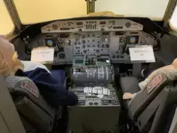 Widerøes Dash 8 kabinsimulators cockpit. En dukke er plasser