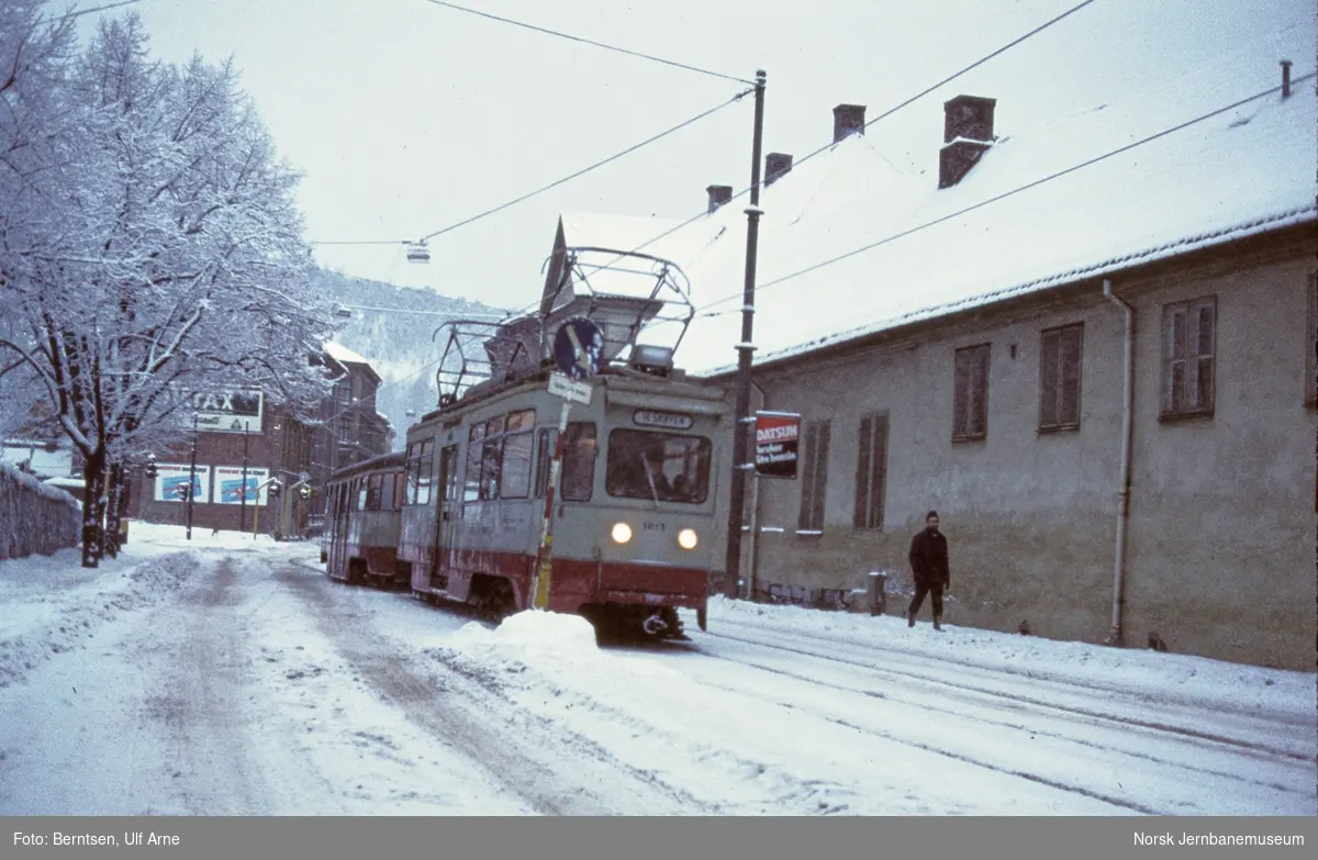 Ekebergbanens sporvogn nr. 1013 med tilhengervogn nr. 1049 i rute 16 til Skøyen i Oslogate