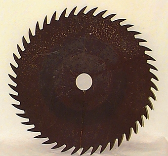 Rund sågklinga med hål för drivaxel i mitten och sågtänder runt ytterkanten. Kanttrissan har en tjocklek på 5,5 mm, och gör 8 mm breda skär.
