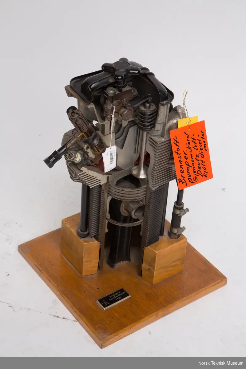 Gjennomskåret sylinder og topp fra en Deutz luftkjølt dieselmotor.