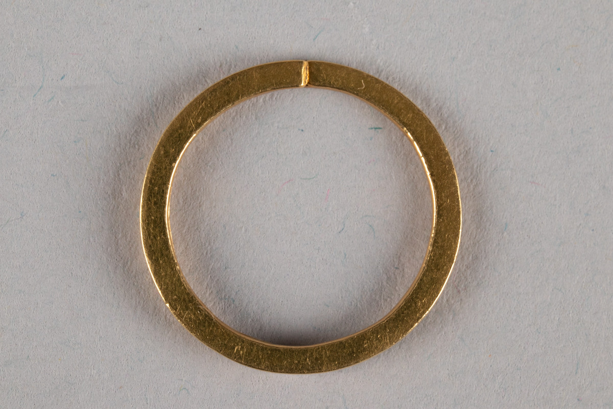 Metallring i spiral. Det er mulig å tre den inn på andre ringer. 
