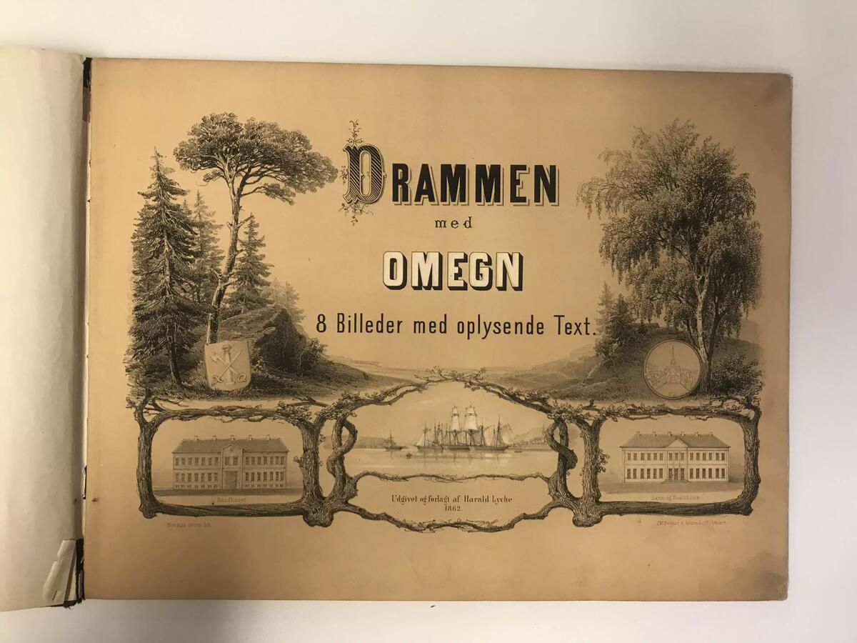 Tverr 4to. Komplett med dekorert litografisk tittelblad av Nordahl Grove og åtte litografier med motiver fra Drammen og omegn av Harald Anderssen, med tilhørende tekst. Samtidig bokomslag med tittel preget i gull.
