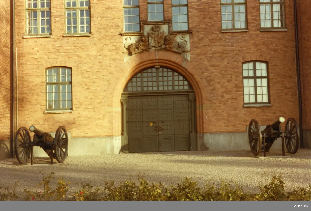 12 punds kanon m/1816, vapennr 2.
På bild 5 syns denna kanon till vänster. Exakt på denna plats var kanonen placerad mellan c:a 1900 och 1985. Bilden är tagen 1984 och platsen är det så kallade "Valvet" på Smålands artilleriregemente (A 6) i Jönköping.