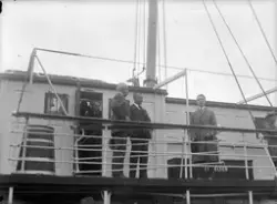 Studenten Helgason holder en tale til Roald Amundsen og Ells