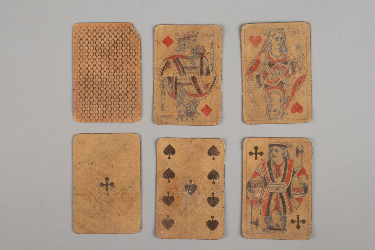 16 spillkort av fransk type, Paris-standard, med avrundede hjørner. Figurkortene er speilet, så man slipper å snu kortet riktig vei.
