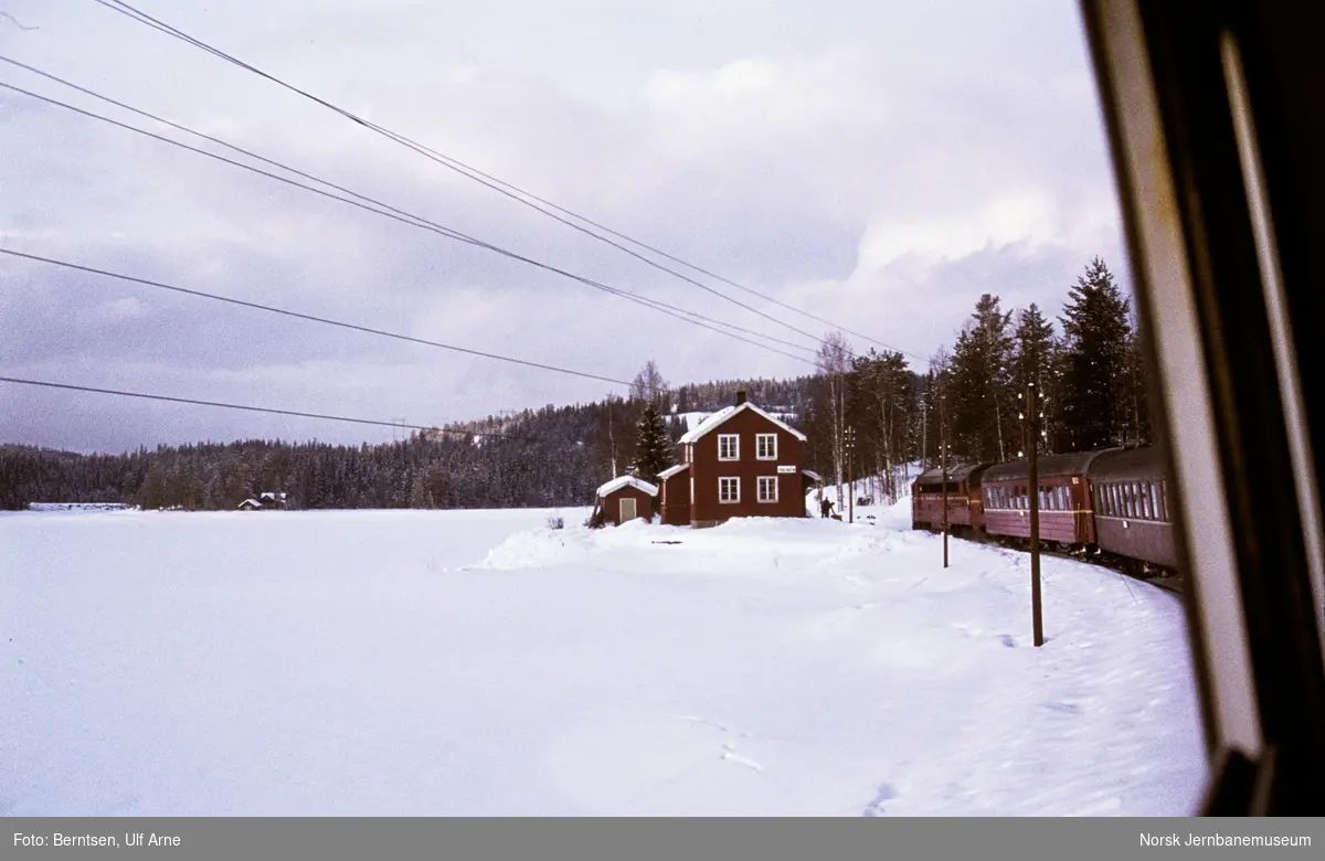 Diesellokomotiv Di 3 med persontog Fagernes til Oslo Ø, tog 282, kjører inn på Trevatn holdeplass