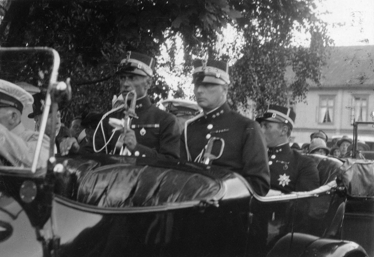Kaptein Østgård og kronprins Olav i åpen bil på Lillehammer rundt 1930