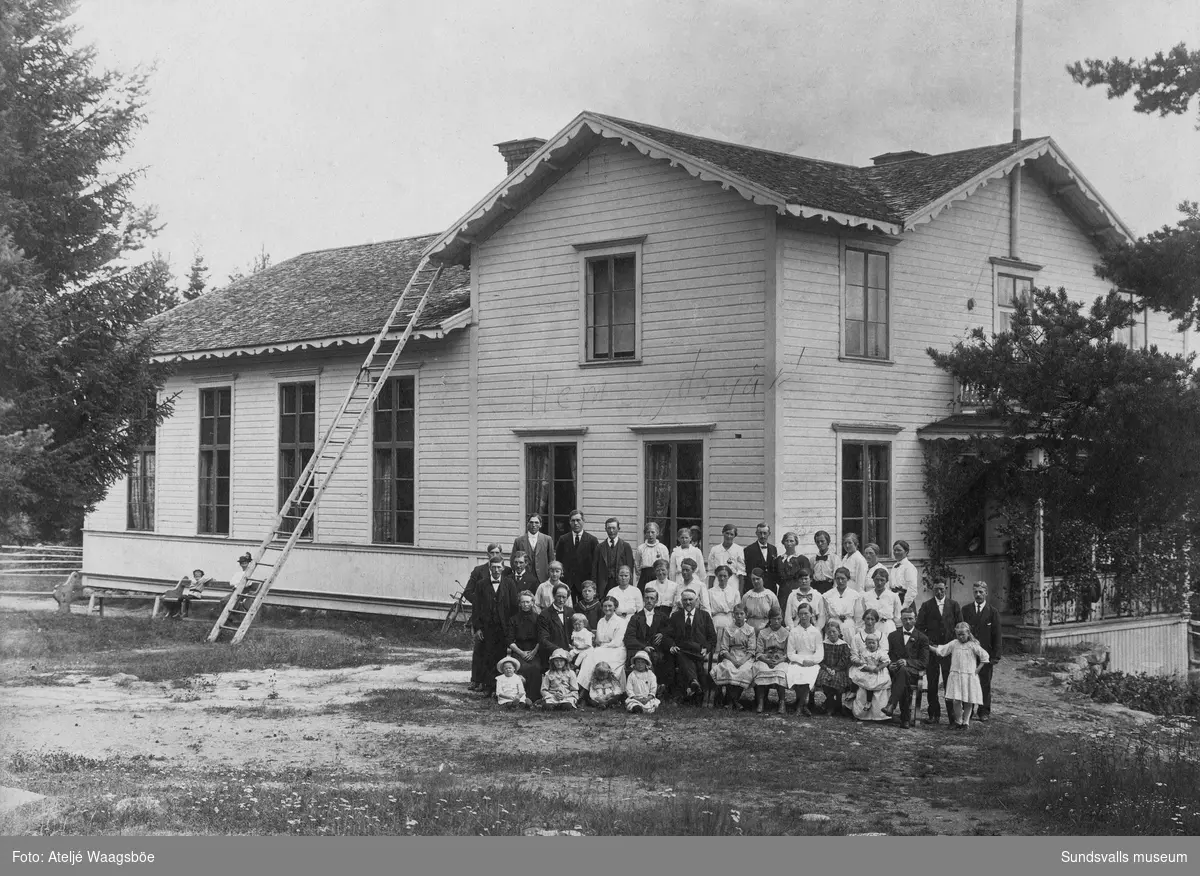Två gruppfoton med en stor grupp människor i olika åldrar framför baptistkapellet i Hamsta, Timrå. Ur Anders Nylanders samling.