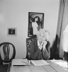 Inger Alver Gløersen med Munch-bilder.