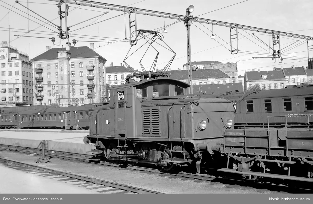 Elektrisk lokomotiv El 10 2075 (senere 2506) i skiftetjeneste på Oslo Vestbanestasjon. I bakgrunnen dagtoget til Stavanger, til høyre spisevogn litra Eo nr. 500