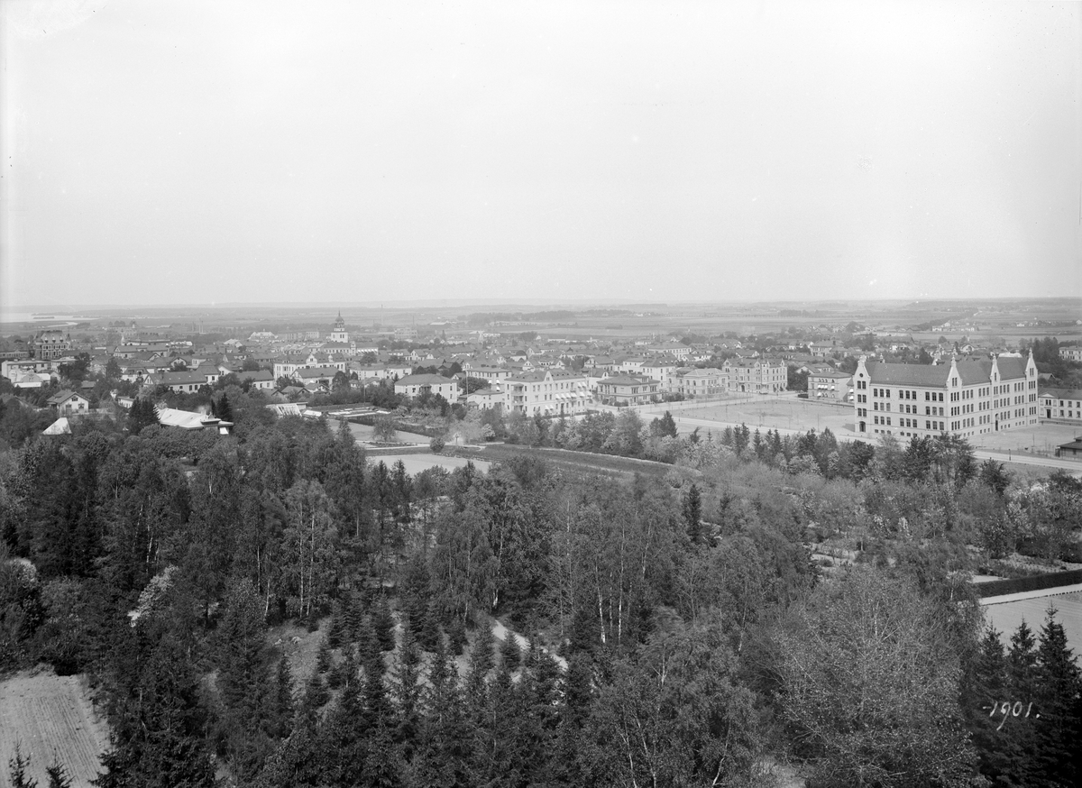 Vy över Linköpings östra delar. Fotografiet fångar staden som den tog sig ut 1901 i ett panorama från Jonn O Nilsons hus i bildens vänsterkant till Linnéskola i dess högra del.
