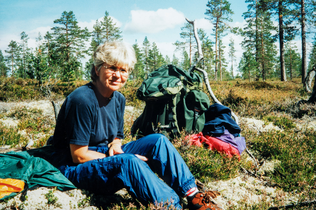 Anne Myhre (1945 - 2023) i sitt rette element. En liten rast på tur i ...