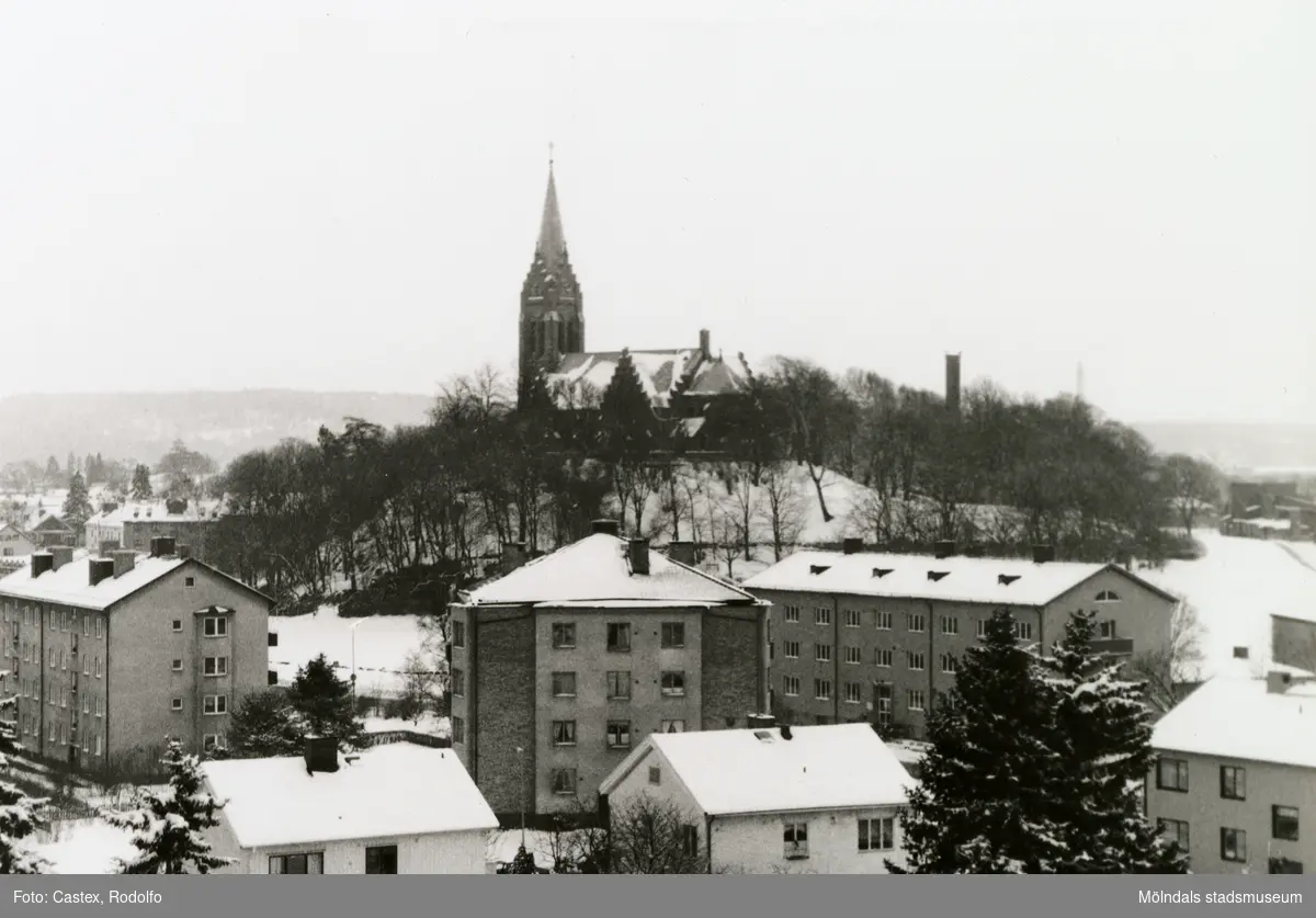 Mölndal en vinterdag 1993-1994. Vy över bostadsbebyggelse i Bosgården mot Fässbergs kyrka.