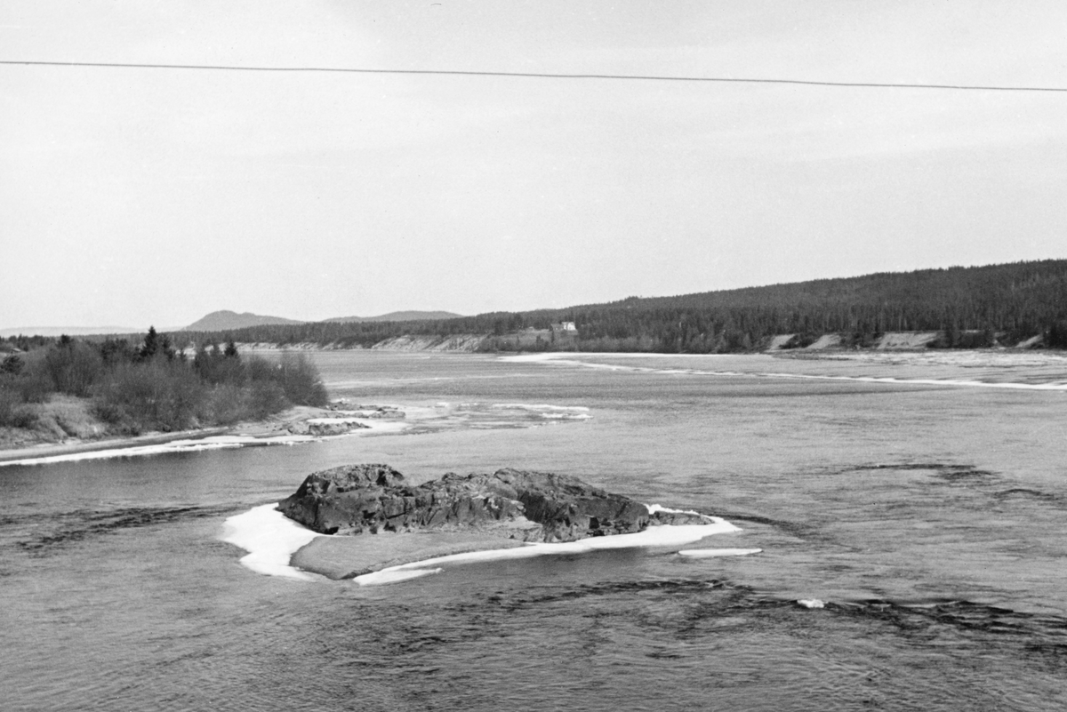 Elvelandskap ved Glomma 1. mai 1941. Fotografiet skal være tatt på oversida av Braskereidfoss bru, som opprinnelig hette Braskerud bru. Sentralt i elvesvingen i forgrunnen lå det et digert steinskjær.