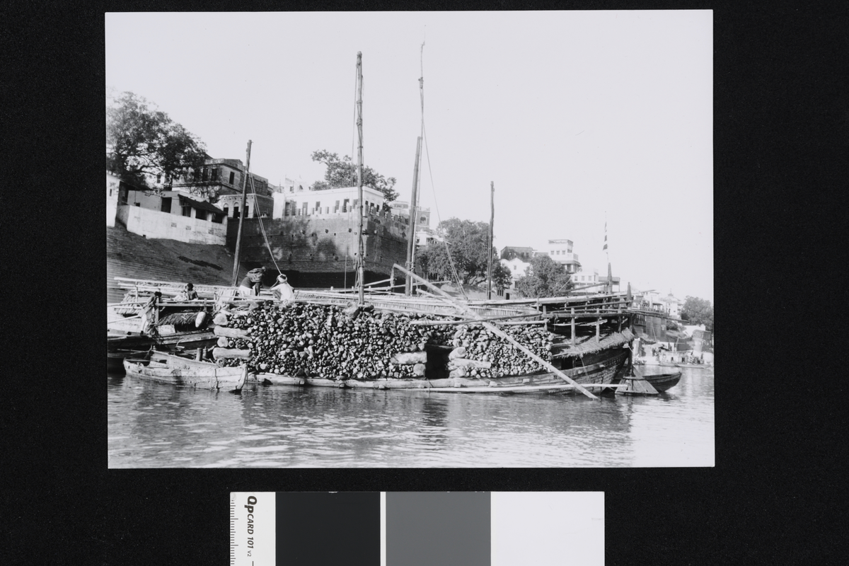 Båt med brensel, Ganges, Benares. Fotografier tatt i forbindelse med Elisabeth Meyers reise til India 1932-33.