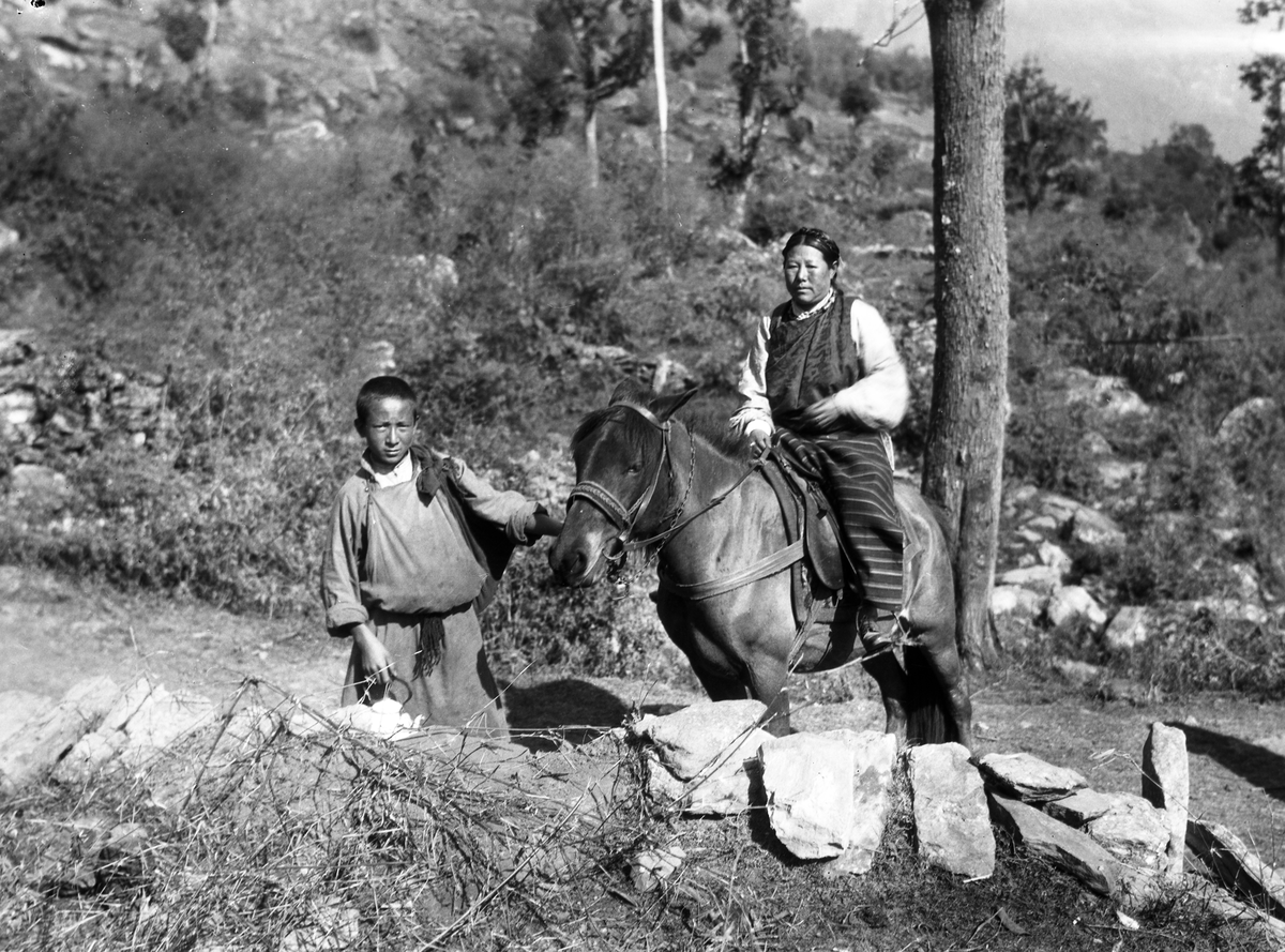 Velstående tibetanerinne med tjener i Sikkim. Fotografier tatt i forbindelse med Elisabeth Meyers reise til India 1932-33.