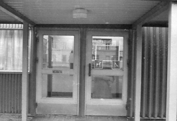 Apoteket Svalan, baracken på Öster strax före flyttningen till Nyhems torg, mars 1983.