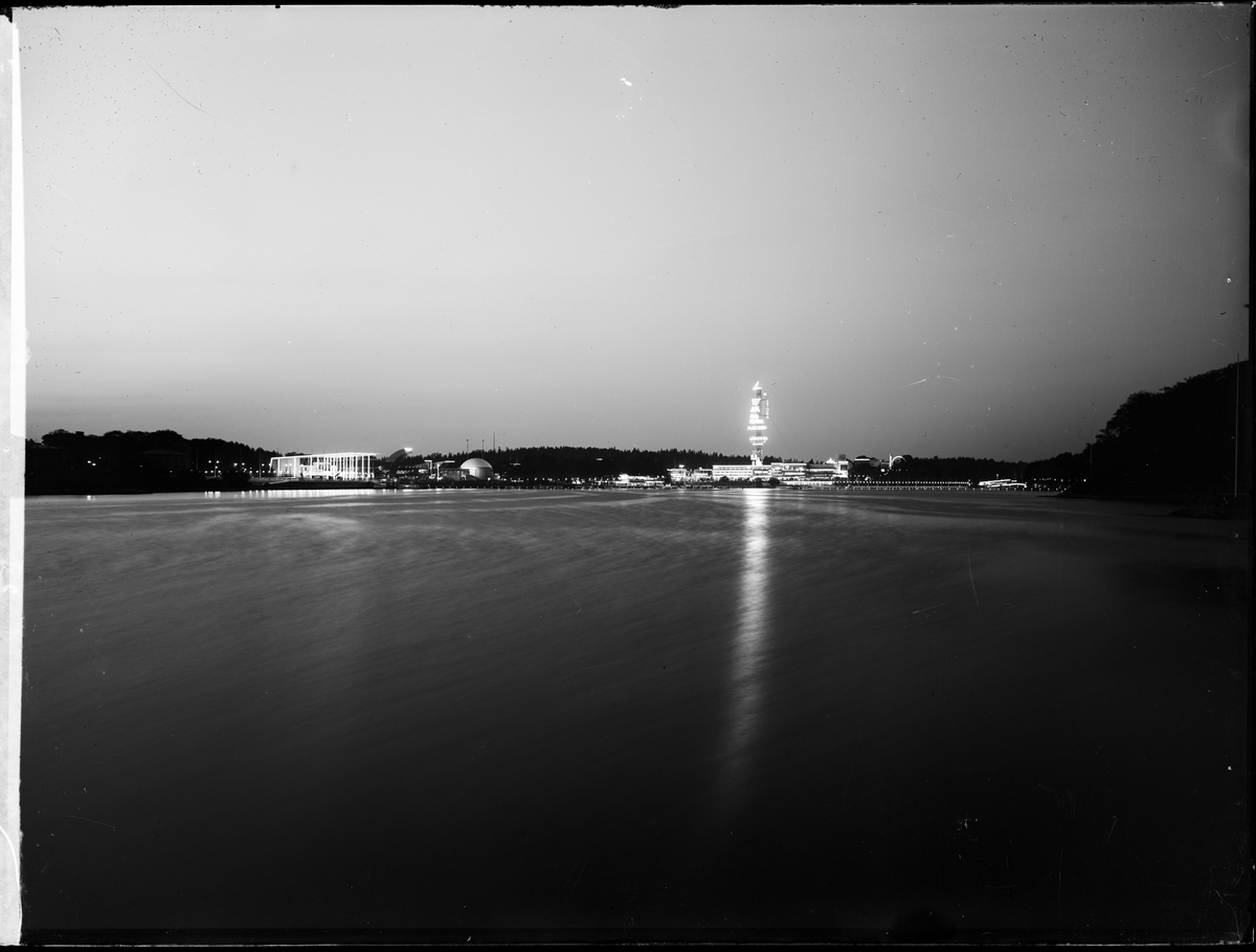 Stockholmsutställningen 1930
Nattbild över vatten mot utställningsområdet. Skyltpelare i bildens mitt.