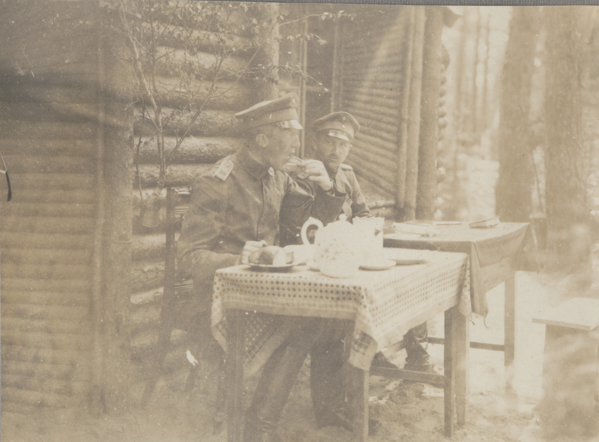 Text i fotoalbum: "Juni 1917. Zorndarf helt och hållet byggd af manskap från Ldst. Inf. Regt. X. Aptit saknas ej".
