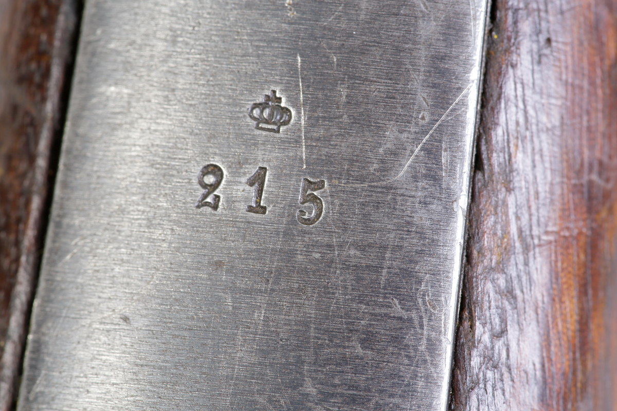 6,5 mm karbin m/94-14, är ett repetergevär i kaliber 6,5×55 mm försett med ett 5-patronersmagasin i stocken. Stocken är i valnöt och är i det närmaste helt slät, bortett från två handrännor på vardera sidorna på framstocken. Framstocken har ett band som även tjänar som remfäste, och på bakstocken finns det andra fästet för karbinrem. Mekanismen bygger på system Mauser som är en cylindermekanism med en något nedåtböjd hävarm. Lådan är blånerad, men slutstycket blankpolerat. Vapnet kan laddas patronvis genom att trycka ner patronvis i magasinet, men det går också att ladda med laddram försedda med fem patroner. Underbeslaget är även magasinsbotten, samt varbygel i ett och samma stycke. Bakplåten är i stål och uppsvängd överv kolvryggen. Vapnet är försett med riktmedel i form av korn som skyddas av två kornståndare, och ramtrappsikte för 300-1600 meter. Vid bakre karbinremsfästet sitter en märkbricka i mässing som anger bl.a. skottställning. Framstocken är också försedd med en fästanordning för bajonett, i detta fall knivbajonett m/14.