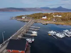 Skarstad i Efjord, i Narvik kommune. Molo og bebyggelse. Hus