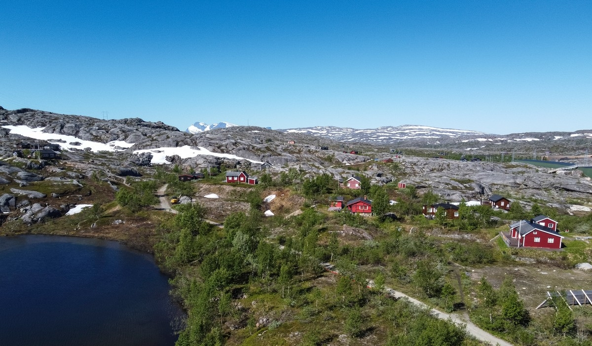 Bjørnfjell  på Ofotbanen i  Narvik kommune.. foto 4. juli 2021. Rallarveien går gjennom hytteområdene, helt ned til Rombaksbotn. Foto: Harald Harnang.
