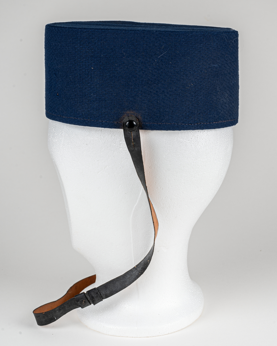 Mörkblåblå uniformsmössa, med läderrem.