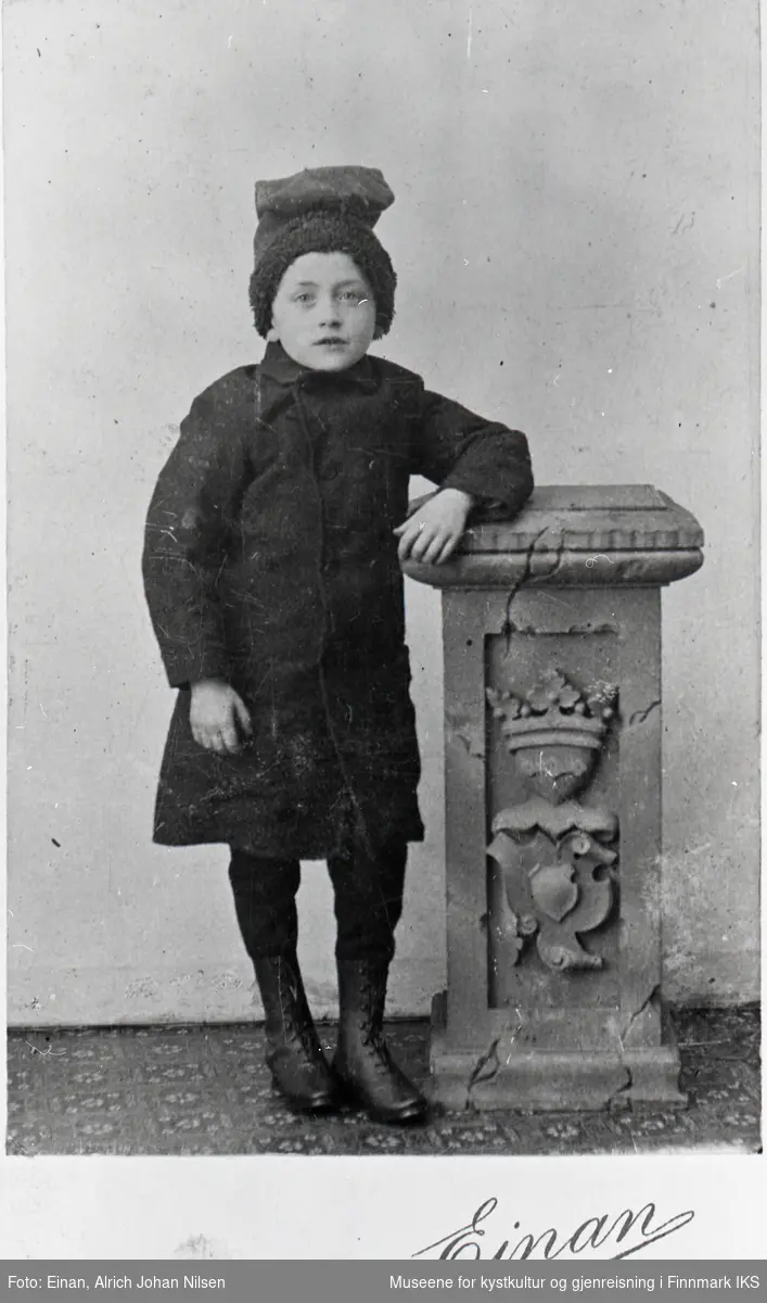 Ivar Jacobsen som gutt. Visittkort fra ca. 1897. Som voksen emigrerte han til Amerika (omkring 1917).