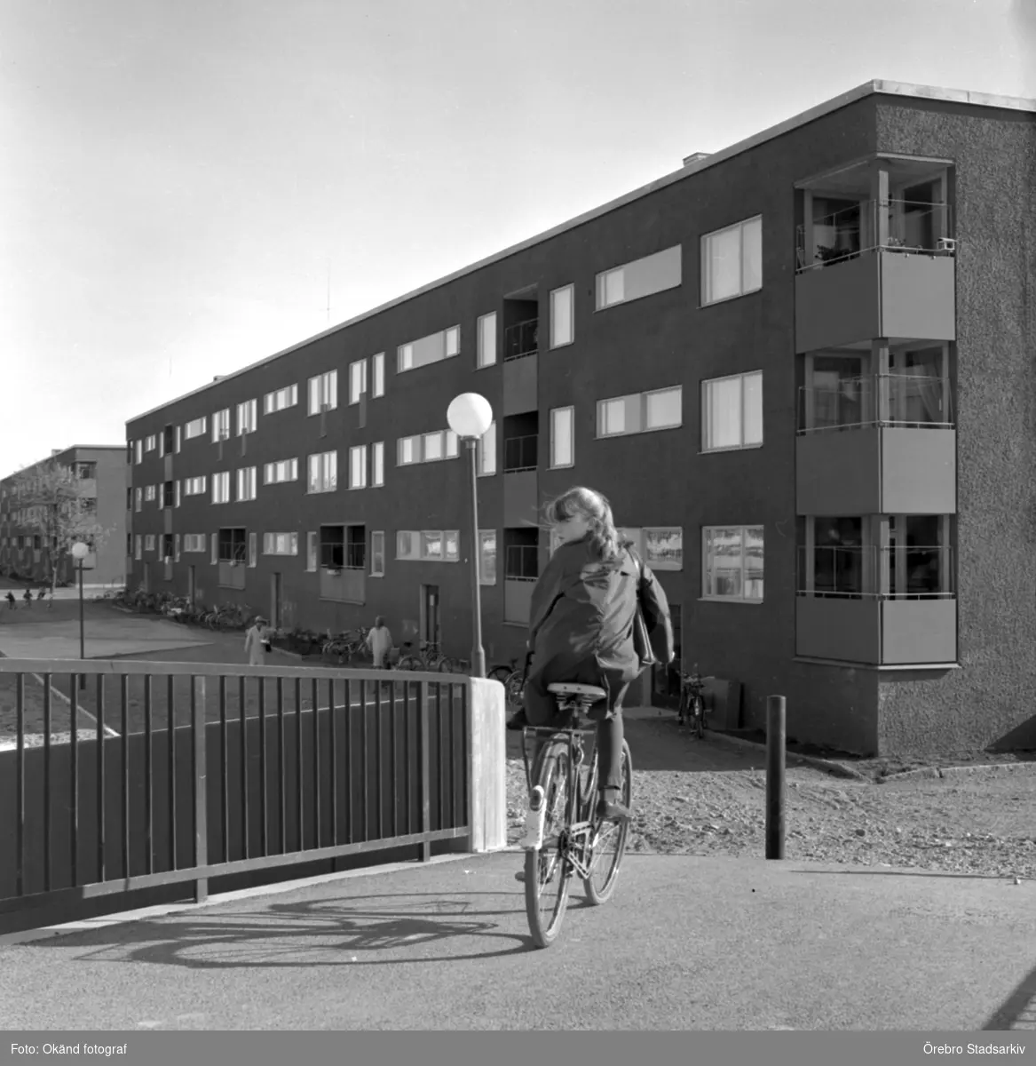 Cyklande flicka i Markbacken, 1960-tal - Örebro Stadsarkiv / DigitaltMuseum