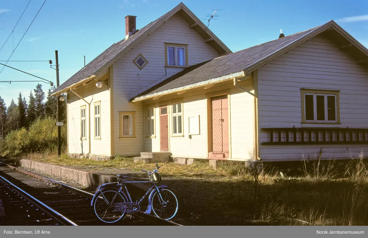 Kutjern holdeplass på Gjøvikbanen - Norsk Jernbanemuseum / DigitaltMuseum