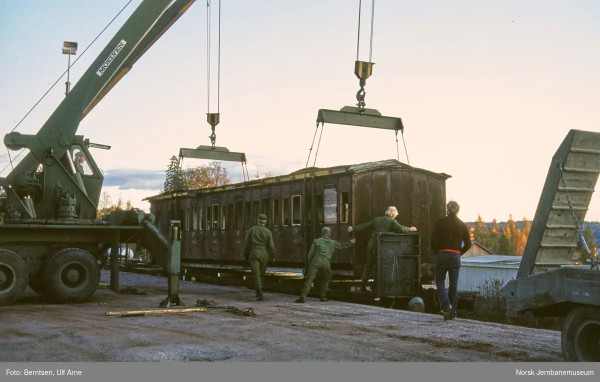 Vognkasse fra tidligere personvogn litra CFo nr. 448 lastes ombord på godsvogn på Brumunddal stasjon