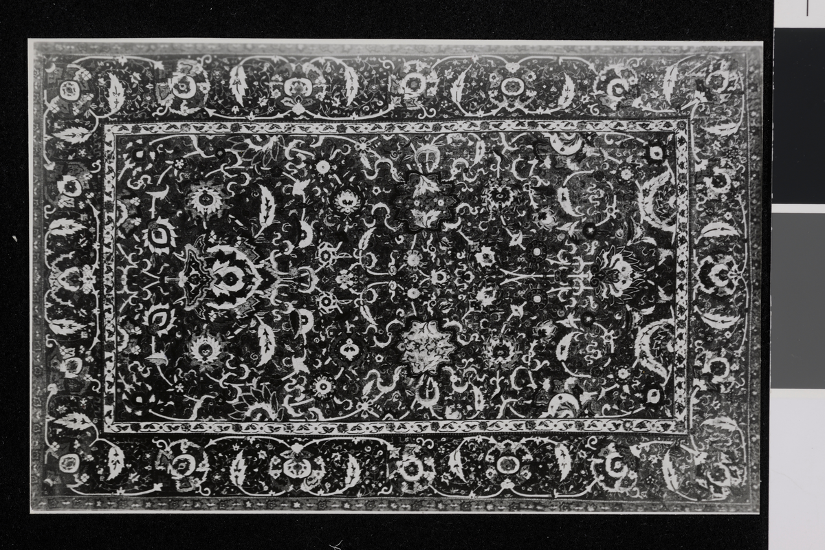 Persisk teppe fra 1600-tallet. Teppet ble gitt i gave til Meskel Moskeè av Sjah Abbas skriver Meyer. Fotografi tatt av/ samlet inn av Elisabeth Meyer fra reise til Iran 1929.
