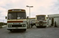 Scania rutebil med kjennemerke UX 28056 tilhørende Smøla Bil