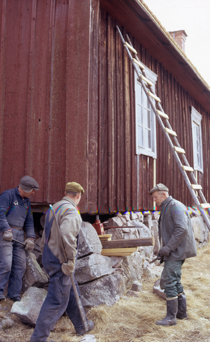 Tre män vid hembygdsgården Löka under pågående takomläggning och renovering.